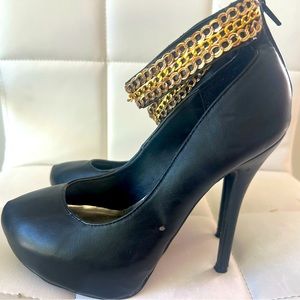 Wild Diva Super Sexy Black Gold Ankle chain super high stilettos. Women’s size 7